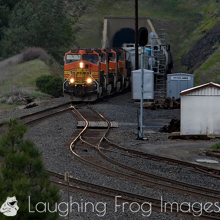 BNSF 4725 East at CP James.  James, CA. 1