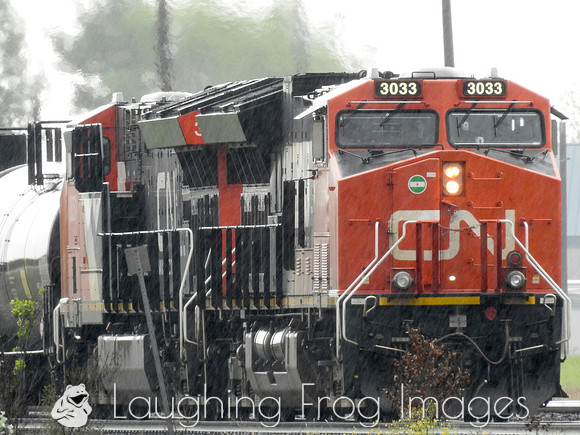 CN 3033 in the rain, Springfield MB. 8/2017